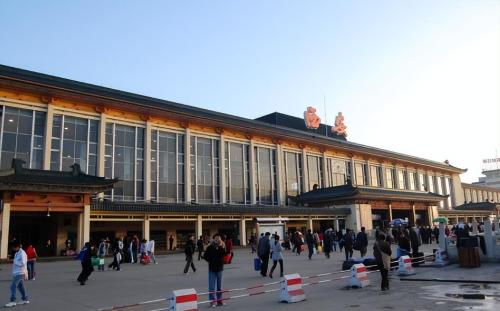 There are 4 dizzying train stations in my country, and there are at least 5 in one city. Outsiders can often be wrong