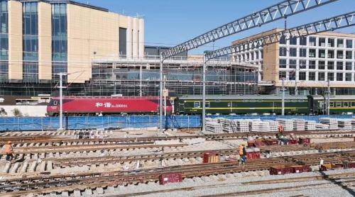 There are 4 dizzying train stations in my country, and there are at least 5 in one city. Outsiders can often be wrong