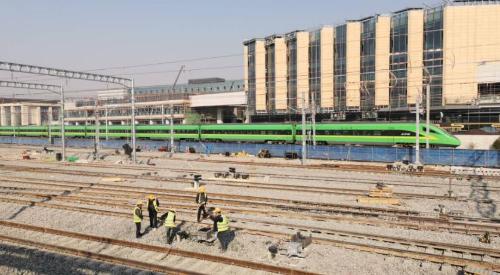 There are 4 dizzying train stations in my country, and there are at least 5 in one city. Outsiders can often be wrong