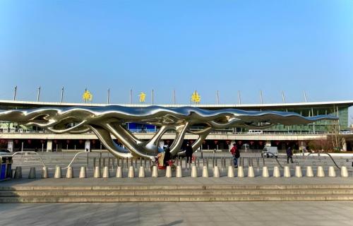 There are 4 dizzying train stations in my country, and there are at least 5 in one city. Outsiders can often be wrong