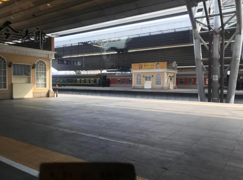 There are 4 dizzying train stations in my country, and there are at least 5 in one city. Outsiders can often be wrong