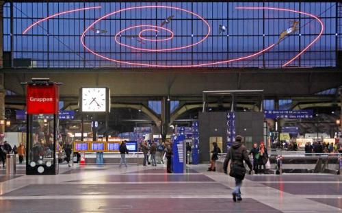 There are 4 dizzying train stations in my country, and there are at least 5 in one city. Outsiders can often be wrong