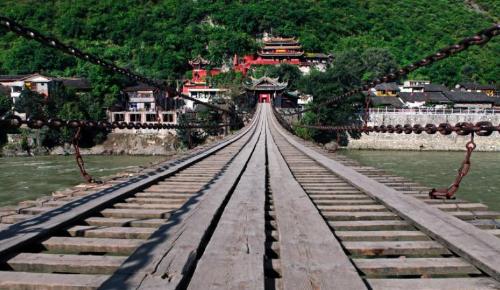 How did ancients install 40 tons of iron chains in one year on Dadu River 300 years ago?