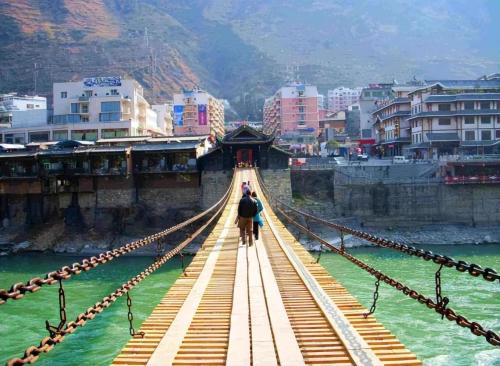 How did ancients install 40 tons of iron chains in one year on Dadu River 300 years ago?
