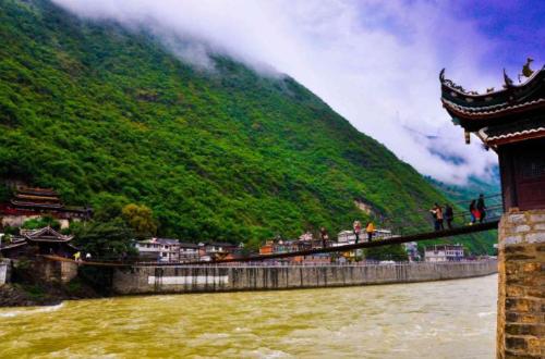 How did ancients install 40 tons of iron chains in one year on Dadu River 300 years ago?