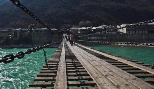 How did ancients install 40 tons of iron chains in one year on Dadu River 300 years ago?