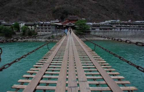 How did ancients install 40 tons of iron chains in one year on Dadu River 300 years ago?