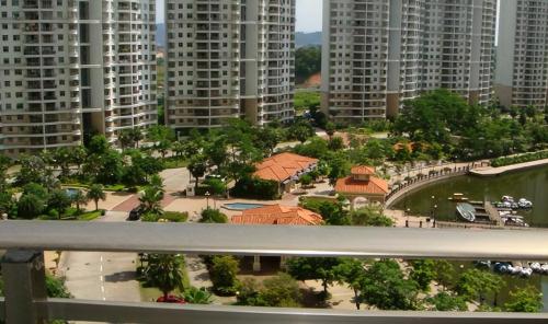 Guangzhou has a population of over 300,000 people. Why is it called first village in China? you were there
