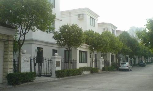 Guangzhou has a population of over 300,000 people. Why is it called first village in China? you were there
