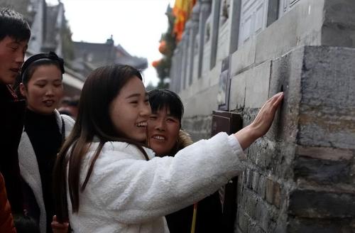 The most feminine stone in China, hundreds of thousands of women in Henan province touch it every year.
