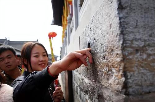 The most feminine stone in China, hundreds of thousands of women in Henan province touch it every year.
