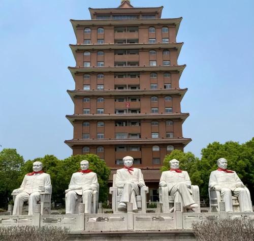 The two richest villages in China are "the first villages in the world" Who do you think is better?

