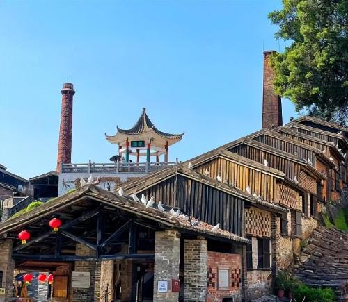 Two cities in China named after "Buddha" are located in provinces of Guangdong and Shaanxi, and inhabitants stand up for kindness of people's hearts.