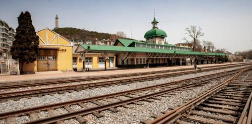 Railway stations are named after cities, while airports are usually named after villages and towns. Why?
