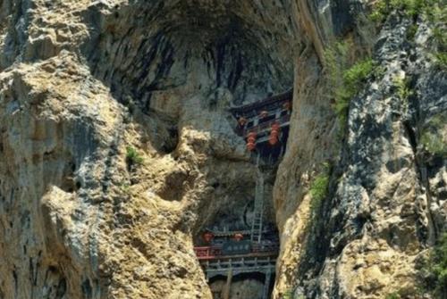 Sheer "hanging temple" in Shaanxi, suspended at a height of 1800 meters for thousands of years.