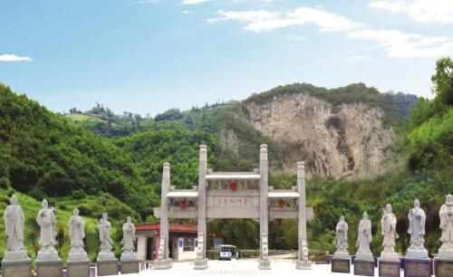 Sheer "hanging temple" in Shaanxi, suspended at a height of 1800 meters for thousands of years.