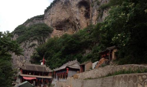 Sheer "hanging temple" in Shaanxi, suspended at a height of 1800 meters for thousands of years.