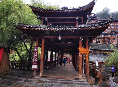The silver jewelry in Miao Village is cheap and beautiful, why do tourists rarely buy them?
