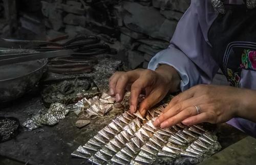 The silver jewelry in Miao Village is cheap and beautiful, why do tourists rarely buy them?
