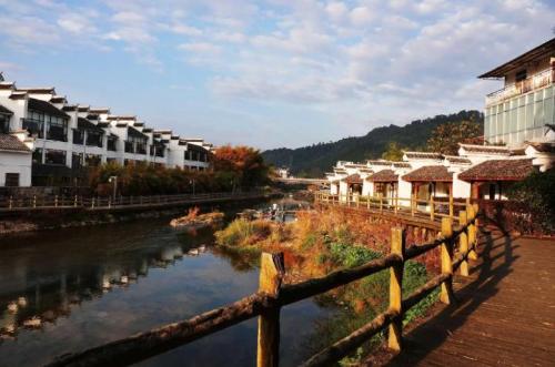 In a small town in Hunan Province, a river is hidden, water temperature reaches 98 degrees, locals kill chickens and scald them directly with river water.