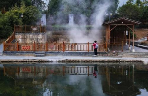 In a small town in Hunan Province, a river is hidden, water temperature reaches 98 degrees, locals kill chickens and scald them directly with river water.