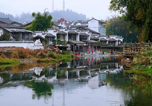 In a small town in Hunan Province, a river is hidden, water temperature reaches 98 degrees, locals kill chickens and scald them directly with river water.