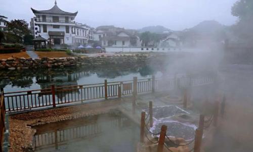 In a small town in Hunan Province, a river is hidden, water temperature reaches 98 degrees, locals kill chickens and scald them directly with river water.