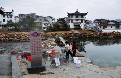 In a small town in Hunan Province, a river is hidden, water temperature reaches 98 degrees, locals kill chickens and scald them directly with river water.