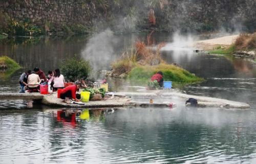 In a small town in Hunan Province, a river is hidden, water temperature reaches 98 degrees, locals kill chickens and scald them directly with river water.