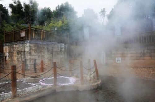 In a small town in Hunan Province, a river is hidden, water temperature reaches 98 degrees, locals kill chickens and scald them directly with river water.