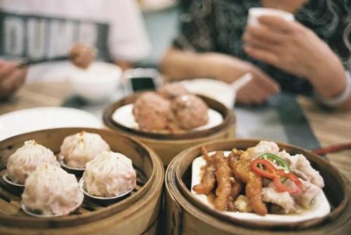 Cantonese have different attitudes towards consumption: they can buy "expensive things", but they cannot buy "expensive things".
