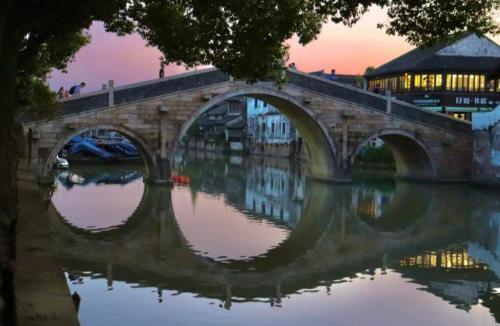 The first county-level city in China with a subway, known as "the strongest county in China", with beautiful scenery.