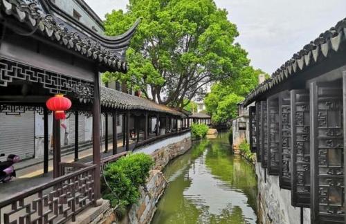The first county-level city in China with a subway, known as "the strongest county in China", with beautiful scenery.