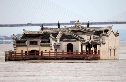 The only temple on Yangtze River, located in heart of river, stood for over 700 years. How did he do it?