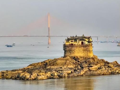 The only temple on Yangtze River, located in heart of river, stood for over 700 years. How did he do it?