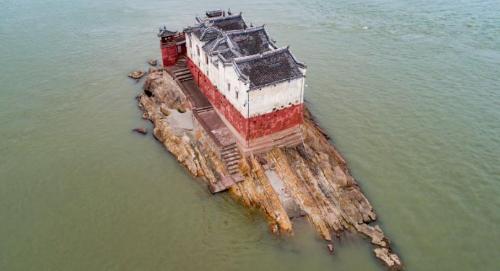 The only temple on Yangtze River, located in heart of river, stood for over 700 years. How did he do it?