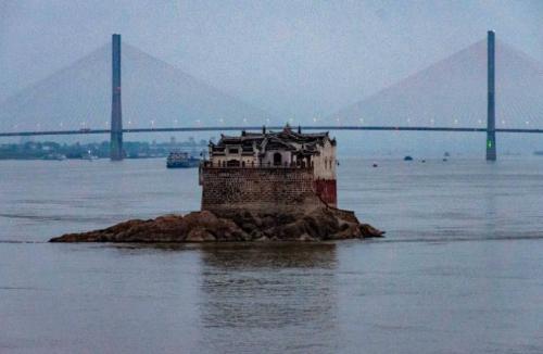 The only temple on Yangtze River, located in heart of river, stood for over 700 years. How did he do it?