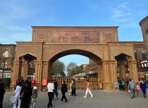The Xinjiang Direct Tourist Train departs at night and arrives in morning, covering 1,453 kilometers all way, and it's a wonderful journey.