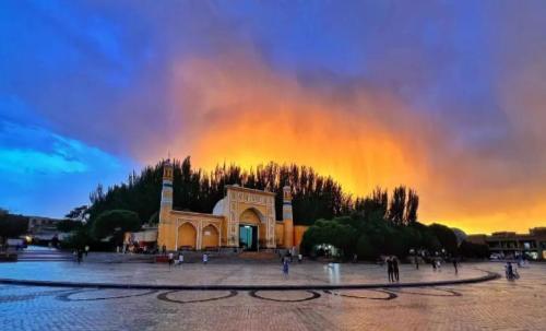 The Xinjiang Direct Tourist Train departs at night and arrives in morning, covering 1,453 kilometers all way, and it's a wonderful journey.