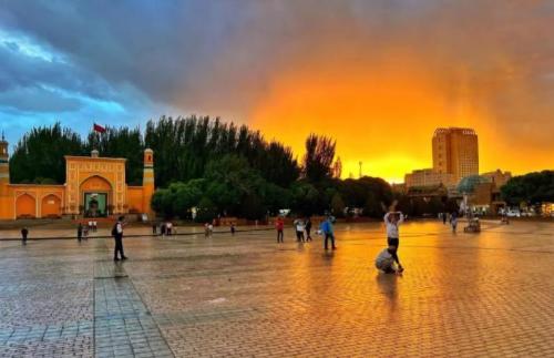 The Xinjiang Direct Tourist Train departs at night and arrives in morning, covering 1,453 kilometers all way, and it's a wonderful journey.
