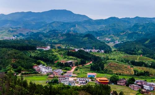 The fastest growing county in Jiangxi, with high-rise buildings on both sides of the river, rich red culture and beautiful scenery.