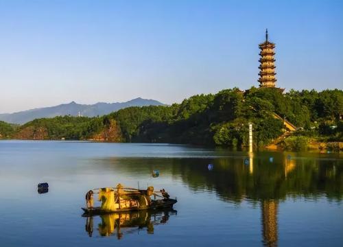 The fastest growing county in Jiangxi, with high-rise buildings on both sides of the river, rich red culture and beautiful scenery.