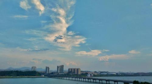 The fastest growing county in Jiangxi, with high-rise buildings on both sides of the river, rich red culture and beautiful scenery.