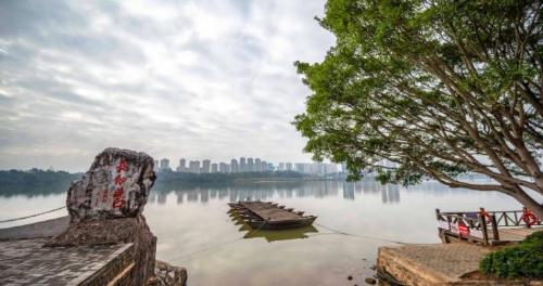 The fastest growing county in Jiangxi, with high-rise buildings on both sides of the river, rich red culture and beautiful scenery.