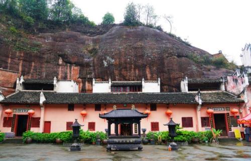 The fastest growing county in Jiangxi, with high-rise buildings on both sides of the river, rich red culture and beautiful scenery.