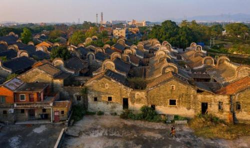 There is an ancient village in Guangdong province, which has a large number of ancient buildings, it is also known as "the first ancient village in Guangdong province."
