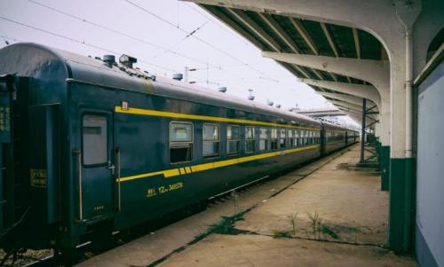 My country's "seatless" train doesn't stop in middle of 727-kilometer track, and scenery is beautiful along way.