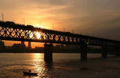 The first bridge over Wanli Yangtze River with cars at top and trains at bottom, China's first dual-use road-rail bridge.