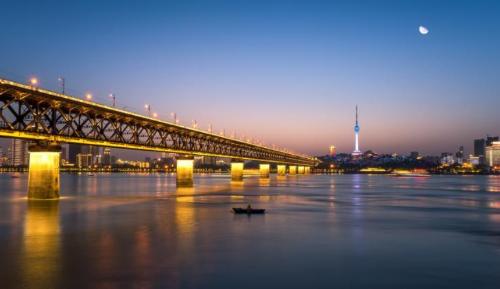 The first bridge over Wanli Yangtze River with cars at top and trains at bottom, China's first dual-use road-rail bridge.