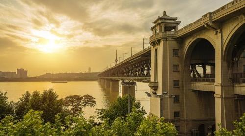 The first bridge over Wanli Yangtze River with cars at top and trains at bottom, China's first dual-use road-rail bridge.